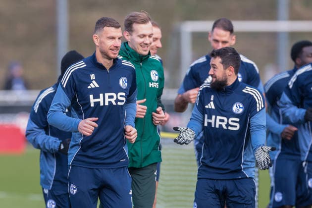 23.01.2026, Fussball, Saison 2025 2026, Training FC Schalke 04, Edin Dzeko (FC Schalke 04) macht sich warm, Gelsenkirchen Trainingsgelände des S04 Hamburg Deutschland xRHR-FOTO DEx