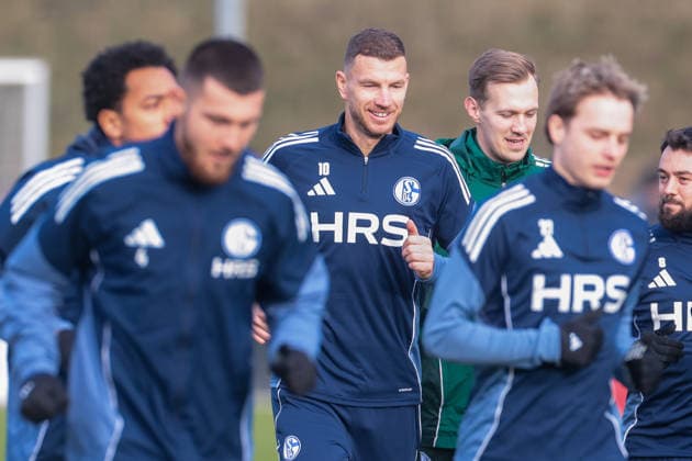 23.01.2026, Fussball, Saison 2025 2026, Training FC Schalke 04, Edin Dzeko (FC Schalke 04) macht sich warm, Gelsenkirchen Trainingsgelände des S04 Hamburg Deutschland xRHR-FOTO DEx