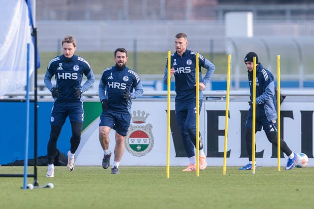 23.01.2026, Fussball, Saison 2025 2026, Training FC Schalke 04, v. l. Finn Porath (FC Schalke 04), Amin Younes (FC Schalke 04), Edin Dzeko (FC Schalke 04), Mauro Zalazar (FC Schalke 04), Gelsenkirchen Trainingsgelände des S04 Hamburg Deutschland xRHR-FOTO DEx