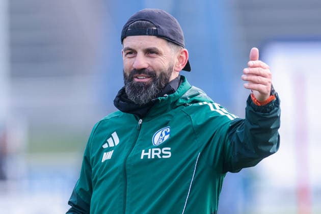 23.01.2026, Fussball, Saison 2025 2026, Training FC Schalke 04, Trainer Miron Muslic (FC Schalke 04) lacht und gestikuliert, Gelsenkirchen Trainingsgelände des S04 Hamburg Deutschland xRHR-FOTO DEx