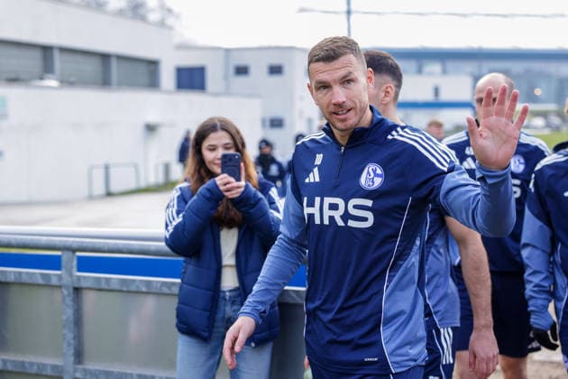23.01.2026, Fussball, Saison 2025 2026, Training FC Schalke 04, Edin Dzeko (FC Schalke 04) kommt zum Training und winkt den Fans, Gelsenkirchen Trainingsgelände des S04 Hamburg Deutschland xRHR-FOTO DEx