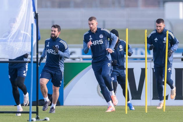 23.01.2026, Fussball, Saison 2025 2026, Training FC Schalke 04, v. l. Amin Younes (FC Schalke 04), Edin Dzeko (FC Schalke 04), Hasan Kurucay (FC Schalke 04), Gelsenkirchen Trainingsgelände des S04 Hamburg Deutschland xRHR-FOTO DEx