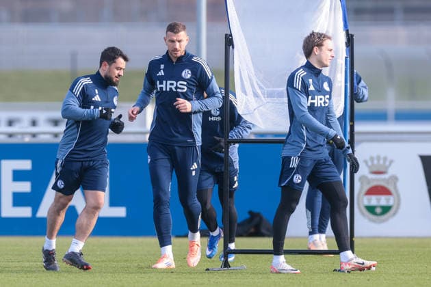 23.01.2026, Fussball, Saison 2025 2026, Training FC Schalke 04, v. l. Amin Younes (FC Schalke 04), Edin Dzeko (FC Schalke 04), Finn Porath (FC Schalke 04), Gelsenkirchen Trainingsgelände des S04 Hamburg Deutschland xRHR-FOTO DEx