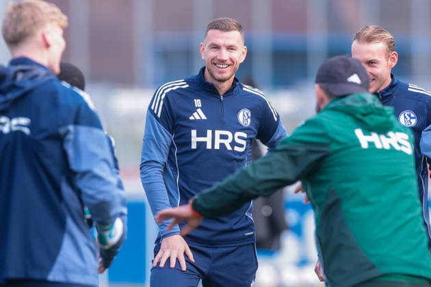 23.01.2026, Fussball, Saison 2025 2026, Training FC Schalke 04, Edin Dzeko (FC Schalke 04) bei der ersten Ansprache von Trainer Miron Muslic (FC Schalke 04), Gelsenkirchen Trainingsgelände des S04 Hamburg Deutschland xRHR-FOTO DEx