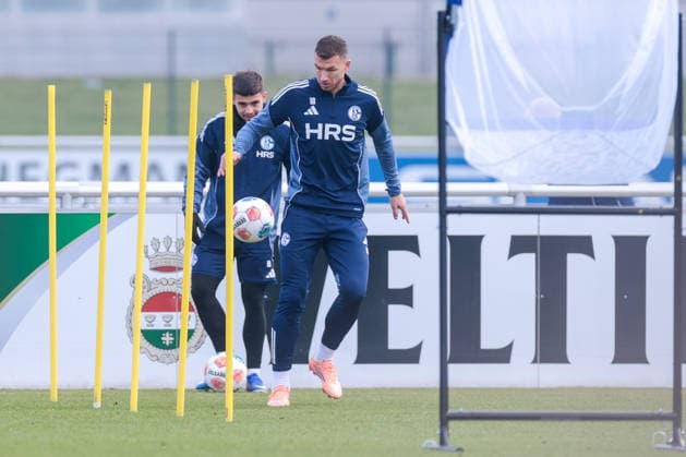 23.01.2026, Fussball, Saison 2025 2026, Training FC Schalke 04, Edin Dzeko (FC Schalke 04), Gelsenkirchen Trainingsgelände des S04 Hamburg Deutschland xRHR-FOTO DEx