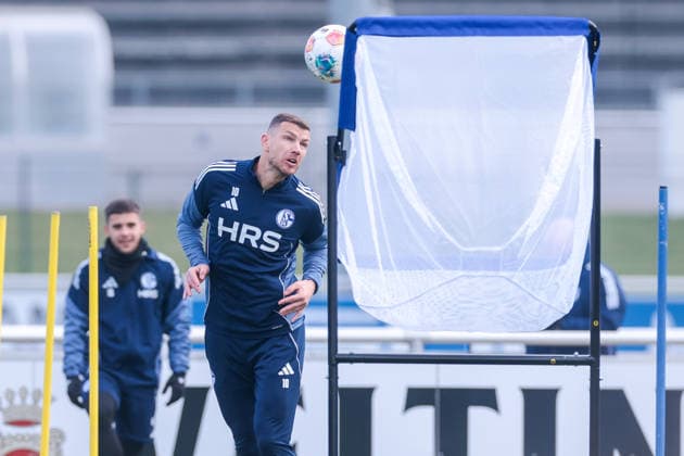 23.01.2026, Fussball, Saison 2025 2026, Training FC Schalke 04, Edin Dzeko (FC Schalke 04), Gelsenkirchen Trainingsgelände des S04 Hamburg Deutschland xRHR-FOTO DEx
