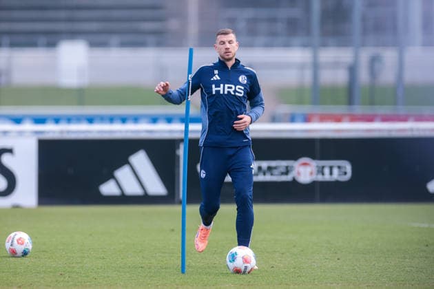 23.01.2026, Fussball, Saison 2025 2026, Training FC Schalke 04, Edin Dzeko (FC Schalke 04), Gelsenkirchen Trainingsgelände des S04 Hamburg Deutschland xRHR-FOTO DEx
