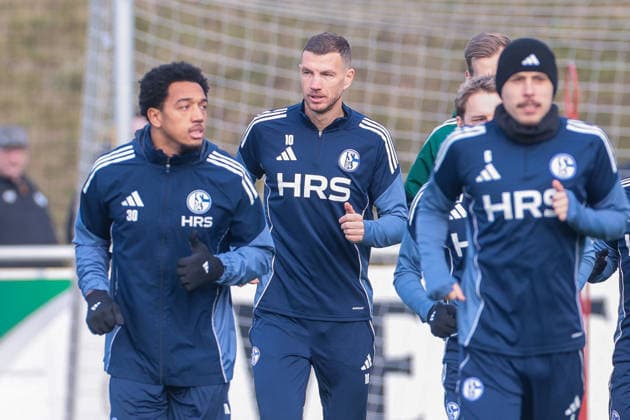 23.01.2026, Fussball, Saison 2025 2026, Training FC Schalke 04, Edin Dzeko (FC Schalke 04) macht sich warm, Gelsenkirchen Trainingsgelände des S04 Hamburg Deutschland xRHR-FOTO DEx