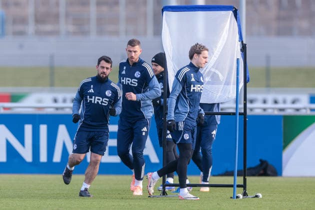 23.01.2026, Fussball, Saison 2025 2026, Training FC Schalke 04, v. l. Amin Younes (FC Schalke 04), Edin Dzeko (FC Schalke 04), Finn Porath (FC Schalke 04), Gelsenkirchen Trainingsgelände des S04 Hamburg Deutschland xRHR-FOTO DEx