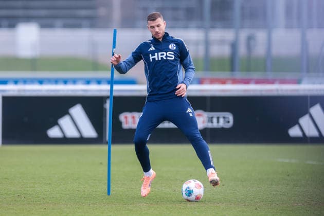 23.01.2026, Fussball, Saison 2025 2026, Training FC Schalke 04, Edin Dzeko (FC Schalke 04), Gelsenkirchen Trainingsgelände des S04 Hamburg Deutschland xRHR-FOTO DEx