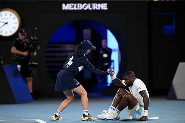 TENNIS AUSTRALIAN OPEN, A ball kid helps Frances Tiafoe of the USA to his feet during the Men™s 3rd round match against Alex de Minaur of Australia on day 6 of the 2026 Australian Open tennis tournament at Melbourne Park in Melbourne, Friday, January 23, 2026. ( NO ARCHIVING MELBOURNE VICTORIA AUSTRALIA  Copyright: xLUKASxCOCHx 20260123114357270078
