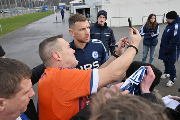 Neuzugang Edin Dzeko (FC Schalke 04) macht nach dem Training mit den Fans Selfies und gibt Autogramme 23.01.2026, Fussball 2. Bundesliga, Saison 2025 2026, Training FC Schalke 04 Gelsenkirchen Nordrhein Westfalen Deutschland