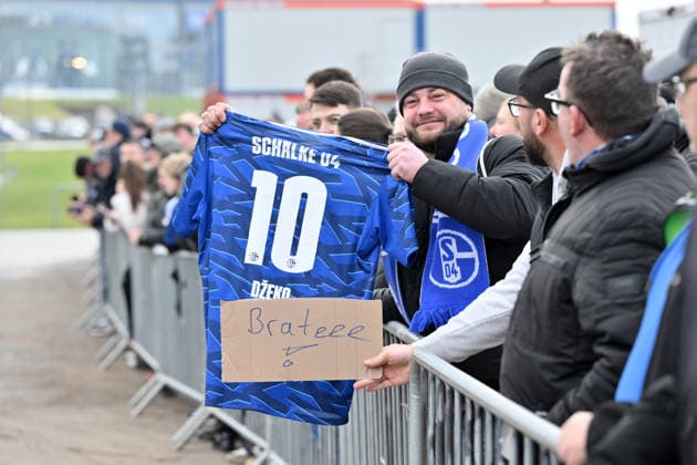 Schalker Fan mit einem Edin Dzeko Trikot 23.01.2026, Fussball 2. Bundesliga, Saison 2025 2026, Training FC Schalke 04 Gelsenkirchen Nordrhein Westfalen Deutschland