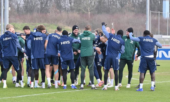 Edin Dzeko (FC Schalke 04), mi., wurde von den Mitspielern willkommen geheissen 23.01.2026, Fussball 2. Bundesliga, Saison 2025 2026, Training FC Schalke 04 Gelsenkirchen Nordrhein Westfalen Deutschland