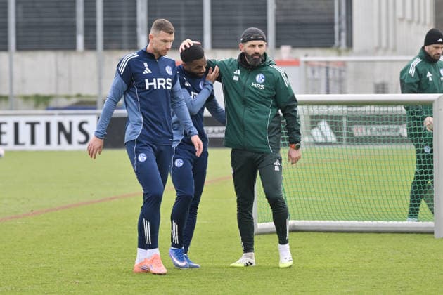 Edin Dzeko (FC Schalke 04), Moussa Sylla (FC Schalke 04), Trainer Miron Muslic (FC Schalke 04), v.li. 23.01.2026, Fussball 2. Bundesliga, Saison 2025 2026, Training FC Schalke 04 Gelsenkirchen Nordrhein Westfalen Deutschland