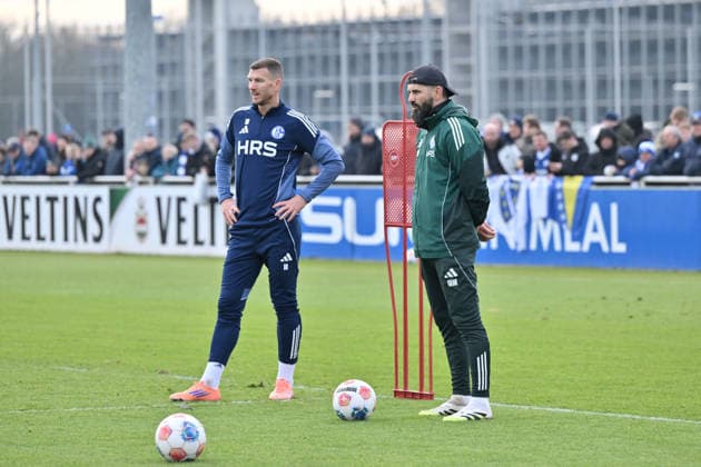 Edin Dzeko (FC Schalke 04), Trainer Miron Muslic (FC Schalke 04), v.li. 23.01.2026, Fussball 2. Bundesliga, Saison 2025 2026, Training FC Schalke 04 Gelsenkirchen Nordrhein Westfalen Deutschland