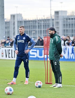 Edin Dzeko (FC Schalke 04), Trainer Miron Muslic (FC Schalke 04), v.li. 23.01.2026, Fussball 2. Bundesliga, Saison 2025 2026, Training FC Schalke 04 Gelsenkirchen Nordrhein Westfalen Deutschland