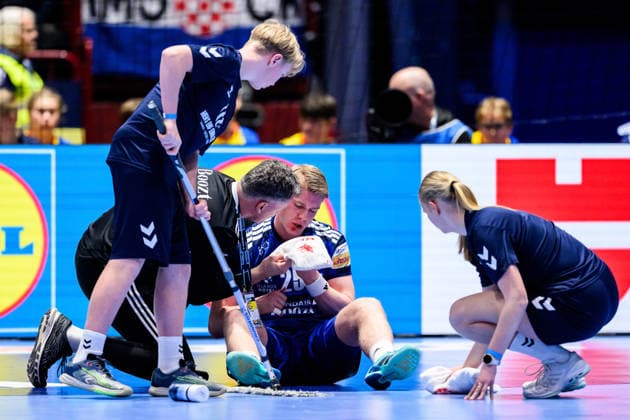260123 Haukur Thrastarson of Iceland receives treatment during the EHF European Handball Championship main round match between Iceland and Croatia on January 23, 2026 in Malmö. Photo: Petter Arvidson BILDBYRAN kod PA PA1134 handball handboll handball handbolls-em 2026 croatia kroatien island iceland ehf european handball championship bbeng grappa33 skada Copyright: PETTERxARVIDSON BB260123PA024