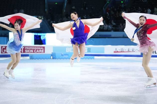 Figure skating, Eiskunstlauf Four Continents championships Yuna Aoki (C) of Japan jumps after winning the women s category gold at the Four Continents figure skating championships in Beijing on Jan. 23, 2026, alongside silver medalist Ami Nakai (L) and bronze medalist Mone Chiba, both of Japan.  A14AA0005208658P