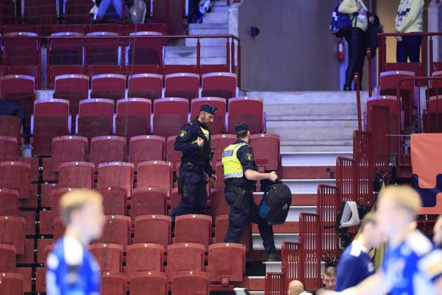 MALMÖ, SVERIGE 20260123 Polisen omhändertar en övergiven väska pa läktaren under matchen mellan Island och Kroatien i handbolls-EM i Malmö 2026 MALMÖ SVERIGE x10600x