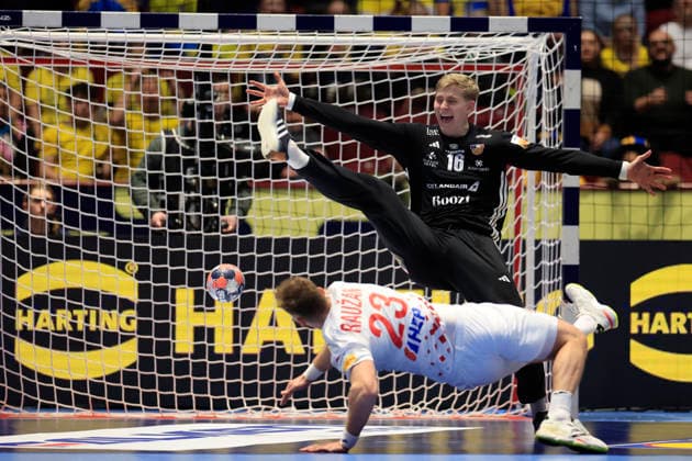 MALMÖ, SVERIGE 20260123 Croatia s Zlatko Rauzan scores behind Iceland s goalkeeper Viktor Hallgrimsson during the 2026 EHF European Men s Handball Championship (the EHF Euro 2026) match between Iceland and Croatia , at Malmo Arena in Malmo, Sweden, on January 23, 2026. MALMÖ SVERIGE x10600x