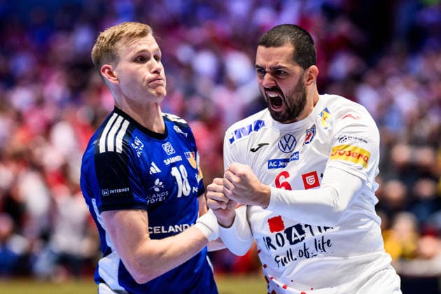 260123 Ellidi Vidarsson of Iceland looks dejected and Mario Sostaric of Croatia celebrates during the EHF European Handball Championship main round match between Iceland and Croatia on January 23, 2026 in Malmö. Photo: Petter Arvidson BILDBYRAN kod PA PA1134 handball handboll handball handbolls-em 2026 croatia kroatien island iceland ehf european handball championship bbeng grappa33 jubel depp celebrates Copyright: PETTERxARVIDSON BB260123PA062