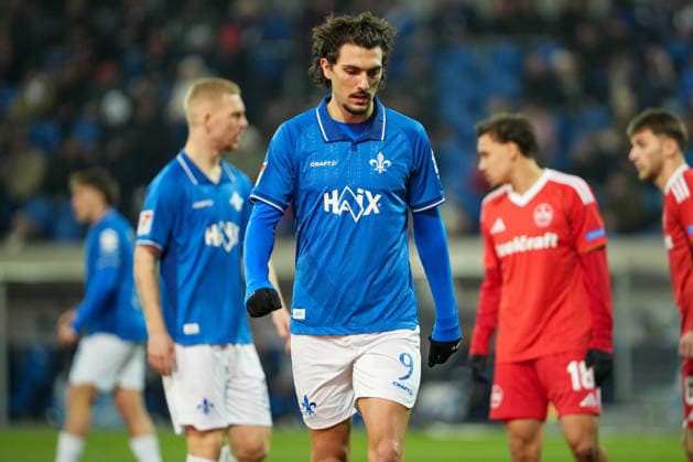 Fussball: 2. Bundesliga, 19. Spieltag, SV Darmstadt 98 - 1. FC Nürnberg am 23.01.2026 in Darmstadt (Merck-Stadion am Böllenfalltor), Deutschland, Saison 2025 2026: DFB DFL REGULATIONS PROHIBIT ANY USE OF PHOTOGRAPHS as IMAGE SEQUENCES and or QUASI-VIDEO: Im Fokus Fraser Hornby (9, SVD). Darmstadt Merck-Stadion am Böllenfalltor Deutschland