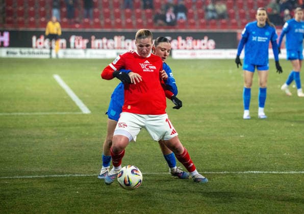 Fußball, Frauen, Saison 2025 2026, Google Pixel Frauen-Bundesliga (15. Spieltag), 1. FC Union Berlin - Bayer 04 Leverkusen, v. l. Estrella Merino Gonzalez (Leverkusen), Dina Orschmann (1. FC Union), 23.01. 2026, Copyright: xMatthiasxKochx