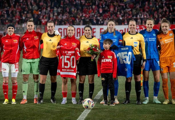 Fußball, Frauen, Saison 2025 2026, Google Pixel Frauen-Bundesliga (15. Spieltag), 1. FC Union Berlin - Bayer 04 Leverkusen, Schiedsrichterin Riem Hussein pfeift ihr 150. Spiel, bekam vor dem Spiel einen Blumenstrauß und Trikots beider Mannschaften, 23.01. 2026, Copyright: xMatthiasxKochx