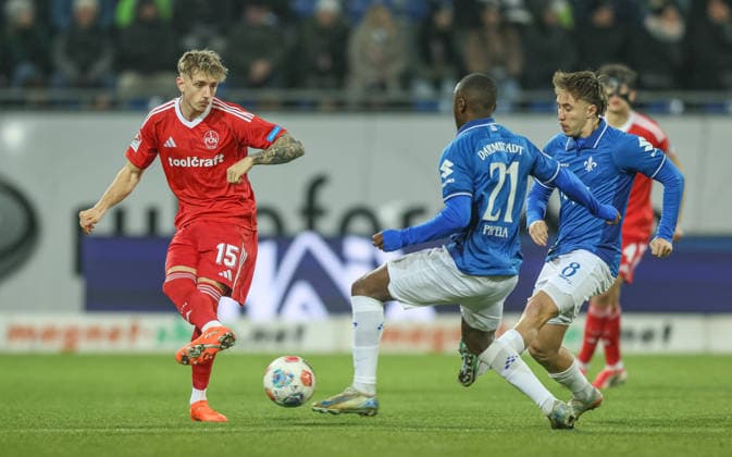 GER, Darmstadt, SV Darmstadt 98 vs 1. FC Nürnberg, 2. Bundesliga, Fussball, DFB, Spielzeit 2025 2026, Merck-Stadion am Böllenfalltor, 19. Spieltag im Bild v.l.: Tim Drexler (1. FC Nürnberg 15), Merveille Papela (SV Darmstadt 98 21) DFB DFL REGULATIONS PROHIBIT ANY USE OF PHOTOGRAPHS AS IMAGE SEQUENCES AND OR QUASI-VIDEO, 23.01.2026