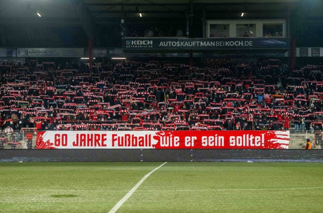 Fußball, Frauen, Saison 2025 2026, Google Pixel Frauen-Bundesliga (15. Spieltag), 1. FC Union Berlin - Bayer 04 Leverkusen, Fans von Union mit Zaunfahne: 60 Jahre Fußball wie er sein sollte!, 23.01. 2026, Copyright: xMatthiasxKochx