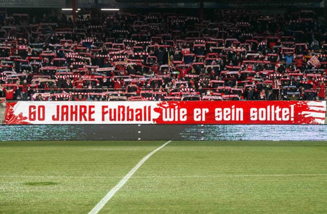 Fußball, Frauen, Saison 2025 2026, Google Pixel Frauen-Bundesliga (15. Spieltag), 1. FC Union Berlin - Bayer 04 Leverkusen, Fans von Union mit Zaunfahne: 60 Jahre Fußball wie er sein sollte!, 23.01. 2026, Copyright: xMatthiasxKochx