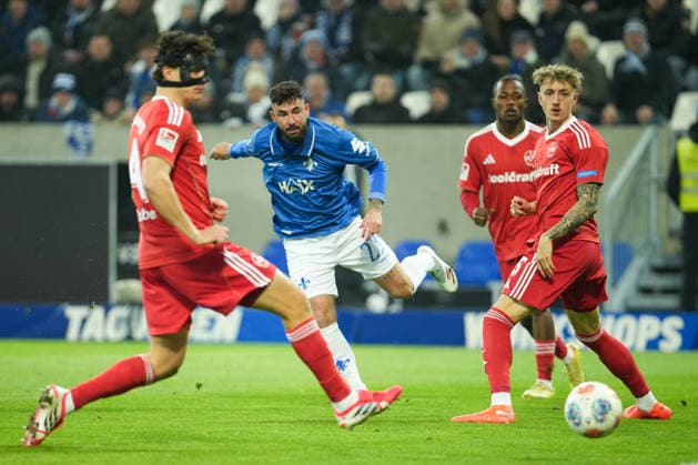 Fussball: 2. Bundesliga, 19. Spieltag, SV Darmstadt 98 - 1. FC Nürnberg am 23.01.2026 in Darmstadt (Merck-Stadion am Böllenfalltor), Deutschland, Saison 2025 2026: DFB DFL REGULATIONS PROHIBIT ANY USE OF PHOTOGRAPHS as IMAGE SEQUENCES and or QUASI-VIDEO: Marco Richter (23, SVD) schießt aufs Tor, Tim Drexler (15, FCN) und Fabio Gruber (4, FCN) kommen zu spät. Darmstadt Merck-Stadion am Böllenfalltor Deutschland