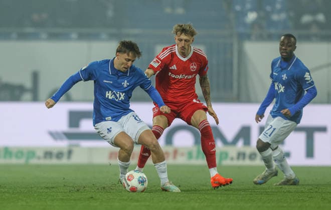 GER, Darmstadt, SV Darmstadt 98 vs 1. FC Nürnberg, 2. Bundesliga, Fussball, DFB, Spielzeit 2025 2026, Merck-Stadion am Böllenfalltor, 19. Spieltag im Bild v.l.: Luca Marseiler (SV Darmstadt 98 8), Tim Drexler (1. FC Nürnberg 15) DFB DFL REGULATIONS PROHIBIT ANY USE OF PHOTOGRAPHS AS IMAGE SEQUENCES AND OR QUASI-VIDEO, 23.01.2026