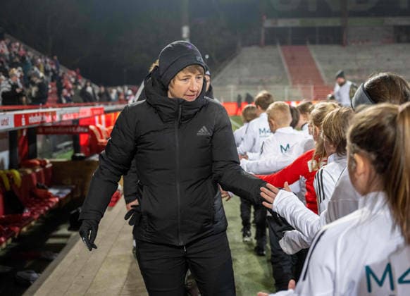 Fußball, Frauen, Saison 2025 2026, Google Pixel Frauen-Bundesliga (15. Spieltag), 1. FC Union Berlin - Bayer 04 Leverkusen, v. l. Trainerin Ailien Poese (1. FC Union) klatscht mit den Einlaufkindern ab, 23.01. 2026, Copyright: xMatthiasxKochx