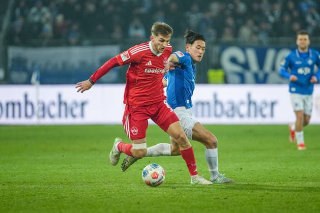 Fussball: 2. Bundesliga, 19. Spieltag, SV Darmstadt 98 - 1. FC Nürnberg am 23.01.2026 in Darmstadt (Merck-Stadion am Böllenfalltor), Deutschland, Saison 2025 2026: DFB DFL REGULATIONS PROHIBIT ANY USE OF PHOTOGRAPHS as IMAGE SEQUENCES and or QUASI-VIDEO: Adam Markhiyev (6, FCN) im Zweikampf mit Hiroki Akiyama (16, SVD). Darmstadt Merck-Stadion am Böllenfalltor Deutschland