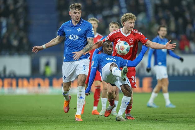 GER, Darmstadt, SV Darmstadt 98 vs 1. FC Nürnberg, 2. Bundesliga, Fussball, DFB, Spielzeit 2025 2026, Merck-Stadion am Böllenfalltor, 19. Spieltag im Bild v.l.: Matej Maglica (SV Darmstadt 98 5), Piet Scobel (1. FC Nürnberg 39), Merveille Papela (SV Darmstadt 98 21), Zweikampf DFB DFL REGULATIONS PROHIBIT ANY USE OF PHOTOGRAPHS AS IMAGE SEQUENCES AND OR QUASI-VIDEO, 23.01.2026