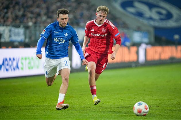 Fussball: 2. Bundesliga, 19. Spieltag, SV Darmstadt 98 - 1. FC Nürnberg am 23.01.2026 in Darmstadt (Merck-Stadion am Böllenfalltor), Deutschland, Saison 2025 2026: DFB DFL REGULATIONS PROHIBIT ANY USE OF PHOTOGRAPHS as IMAGE SEQUENCES and or QUASI-VIDEO: Sergio Lopez (2, SVD) im Zweikampf mit Eric Porstner (41, FCN). Darmstadt Merck-Stadion am Böllenfalltor Deutschland