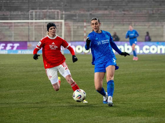 Fußball, Frauen, Saison 2025 2026, Google Pixel Frauen-Bundesliga (15. Spieltag), 1. FC Union Berlin - Bayer 04 Leverkusen, v. l. Eileen Campbell (1. FC Union), Selina Ostermeier (Leverkusen), 23.01. 2026, Copyright: xMatthiasxKochx