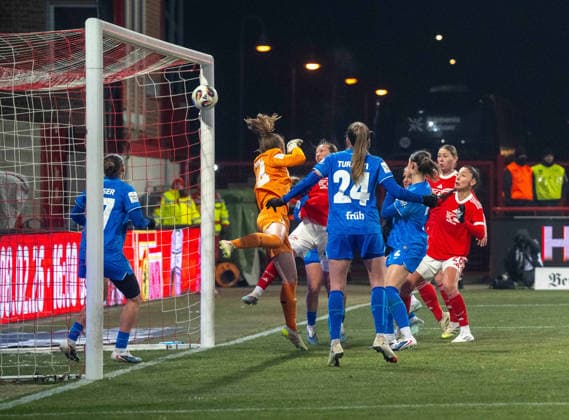 Fußball, Frauen, Saison 2025 2026, Google Pixel Frauen-Bundesliga (15. Spieltag), 1. FC Union Berlin - Bayer 04 Leverkusen, Dina Orschmann (1. FC Union) erzielt das Tor zum 1:0 gegen Carlotta Wamser (Leverkusen), Torhüterin Anne Moll (Leverkusen) und Lilia Turanyi (Leverkusen), 23.01. 2026, Copyright: xMatthiasxKochx