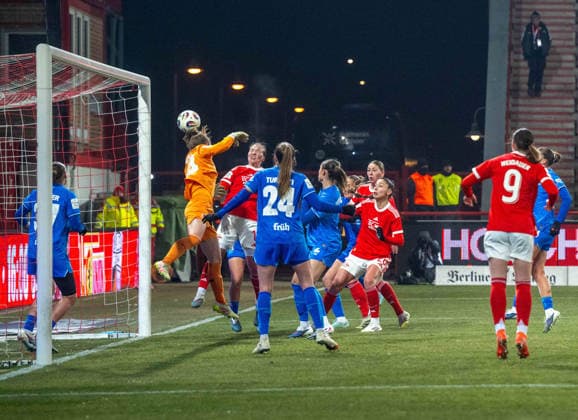 Fußball, Frauen, Saison 2025 2026, Google Pixel Frauen-Bundesliga (15. Spieltag), 1. FC Union Berlin - Bayer 04 Leverkusen, Dina Orschmann (1. FC Union) erzielt das Tor zum 1:0 gegen Carlotta Wamser (Leverkusen), Torhüterin Anne Moll (Leverkusen) und Lilia Turanyi (Leverkusen), 23.01. 2026, Copyright: xMatthiasxKochx