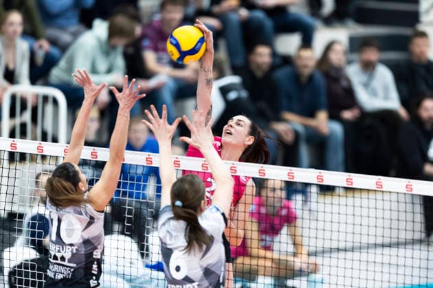 1. Volleyball Bundesliga Frauen: Schwarz-Weiss Erfurt vs. VC Wiesbaden; Erfurt; 23.01.2026 Jimena Fernandez Gayoso ( 22; VC Wiesbaden) eggen Kinga Szücs ( 10; Schwarz-Weiss Erfurt) (links) und Lena Linke ( 6; Schwarz-Weiss Erfurt) (rechts) 1. Volleyball Bundesliga Frauen: Schwarz-Weiss Erfurt vs. VC Wiesbaden; Riethsporthalle Erfurt; 23.01.2026 Copyright: xBEAUTIFULxSPORTS Duehringx