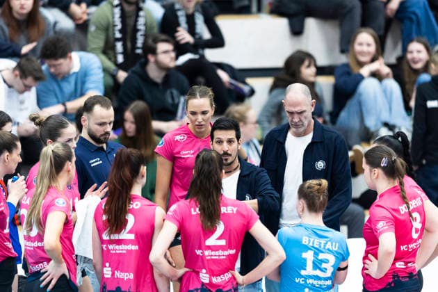 1. Volleyball Bundesliga Frauen: Schwarz-Weiss Erfurt vs. VC Wiesbaden; Erfurt; 23.01.2026 Tigin Ya?lio?lu (Trainer; VC Wiesbaden) (Bildmitte) und Mannschaft 1. Volleyball Bundesliga Frauen: Schwarz-Weiss Erfurt vs. VC Wiesbaden; Riethsporthalle Erfurt; 23.01.2026 Copyright: xBEAUTIFULxSPORTS Duehringx