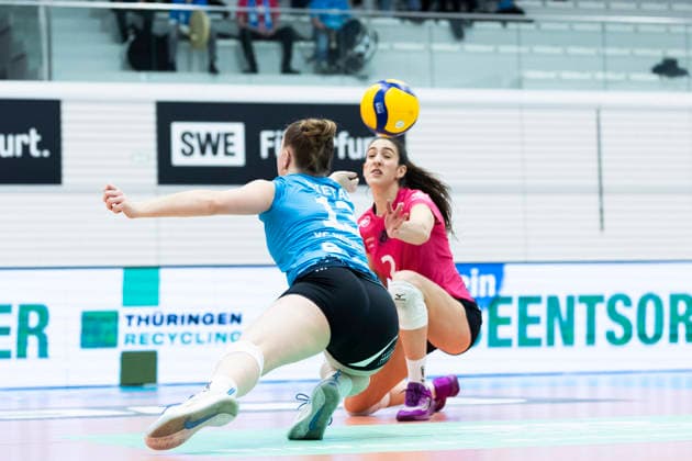 1. Volleyball Bundesliga Frauen: Schwarz-Weiss Erfurt vs. VC Wiesbaden; Erfurt; 23.01.2026 Lilly Bietau ( 13; VC Wiesbaden) (vorne) und Cayetana López Rey ( 2; VC Wiesbaden) (hinten) 1. Volleyball Bundesliga Frauen: Schwarz-Weiss Erfurt vs. VC Wiesbaden; Riethsporthalle Erfurt; 23.01.2026 Copyright: xBEAUTIFULxSPORTS Duehringx