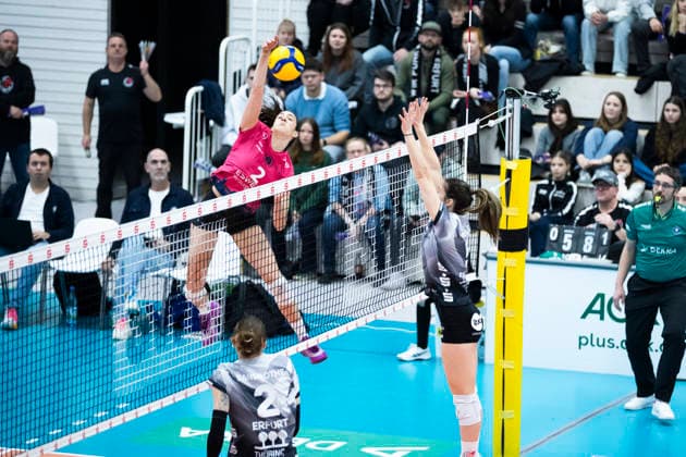 1. Volleyball Bundesliga Frauen: Schwarz-Weiss Erfurt vs. VC Wiesbaden; Erfurt; 23.01.2026 Cayetana López Rey ( 2; VC Wiesbaden) gegen Emilie Respaut ( 5; Schwarz-Weiss Erfurt) 1. Volleyball Bundesliga Frauen: Schwarz-Weiss Erfurt vs. VC Wiesbaden; Riethsporthalle Erfurt; 23.01.2026 Copyright: xBEAUTIFULxSPORTS Duehringx