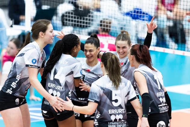1. Volleyball Bundesliga Frauen: Schwarz-Weiss Erfurt vs. VC Wiesbaden; Erfurt; 23.01.2026 Jubel, Kinga Szücs ( 10; Schwarz-Weiss Erfurt) (Bildmitte) und Alianza Darley ( 14; Schwarz-Weiss Erfurt) mit Mannschaft 1. Volleyball Bundesliga Frauen: Schwarz-Weiss Erfurt vs. VC Wiesbaden; Riethsporthalle Erfurt; 23.01.2026 Copyright: xBEAUTIFULxSPORTS Duehringx