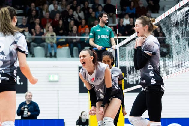 1. Volleyball Bundesliga Frauen: Schwarz-Weiss Erfurt vs. VC Wiesbaden; Erfurt; 23.01.2026 Jubel, Isabel Kova?i? ( 11; Schwarz-Weiss Erfurt) (Bildmitte) und Elizabeth Sandbothe ( 2; Schwarz-Weiss Erfurt) (rechts) mit Mannschaft 1. Volleyball Bundesliga Frauen: Schwarz-Weiss Erfurt vs. VC Wiesbaden; Riethsporthalle Erfurt; 23.01.2026 Copyright: xBEAUTIFULxSPORTS Duehringx