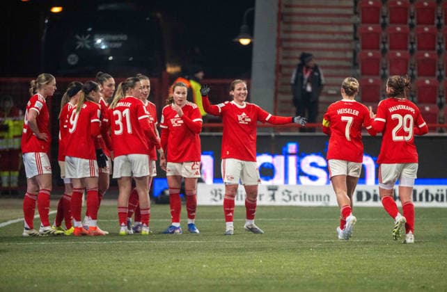 Fußball, Frauen, Saison 2025 2026, Google Pixel Frauen-Bundesliga (15. Spieltag), 1. FC Union Berlin - Bayer 04 Leverkusen, v. l. Samantha Steuerwald (1. FC Union), Eileen Campbell (1. FC Union), Sophie Weidauer (1. FC Union), Amber Tysiak (1. FC Union), Tanja Pawollek (1. FC Union), Anna Weiß (1. FC Union), Ida Heikkinen (1. FC Union), Dina Orschmann (1. FC Union), Lisa Heiseler (1. FC Union), Antonia Halverkamps (1. FC Union), Jubel nach Tor zum 1:0, 23.01. 2026, Copyright: xMatthiasxKochx