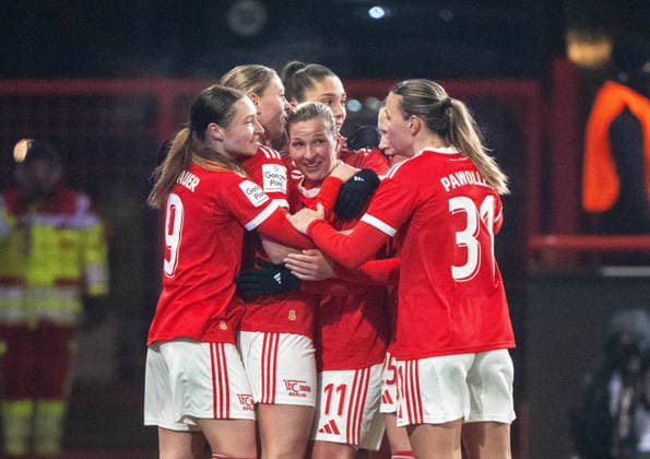 Fußball, Frauen, Saison 2025 2026, Google Pixel Frauen-Bundesliga (15. Spieltag), 1. FC Union Berlin - Bayer 04 Leverkusen, v. l. Sophie Weidauer (1. FC Union), Samantha Steuerwald (1. FC Union), Amber Tysiak (1. FC Union), Dina Orschmann (1. FC Union), Tanja Pawollek (1. FC Union), Jubel nach Tor zum 1:0, 23.01. 2026, Copyright: xMatthiasxKochx