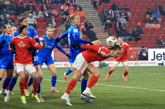 DEU, 2.BL, Frauen, 1.FC Union vs. Bayer Leverkusen, 23.01.2026, Stadion Alte Foersterei, Berlin, DEU, 2.BL, Frauen, 1.FC Union vs. Bayer Leverkusen, im Bild: Eckball, Tysiak Amber(1.FC Union Berlin 26), Vidal Juliette (Bayer Leverkusen 56) DFL - regulations prohibit any use of Photographs as image sequences and or quasi-video